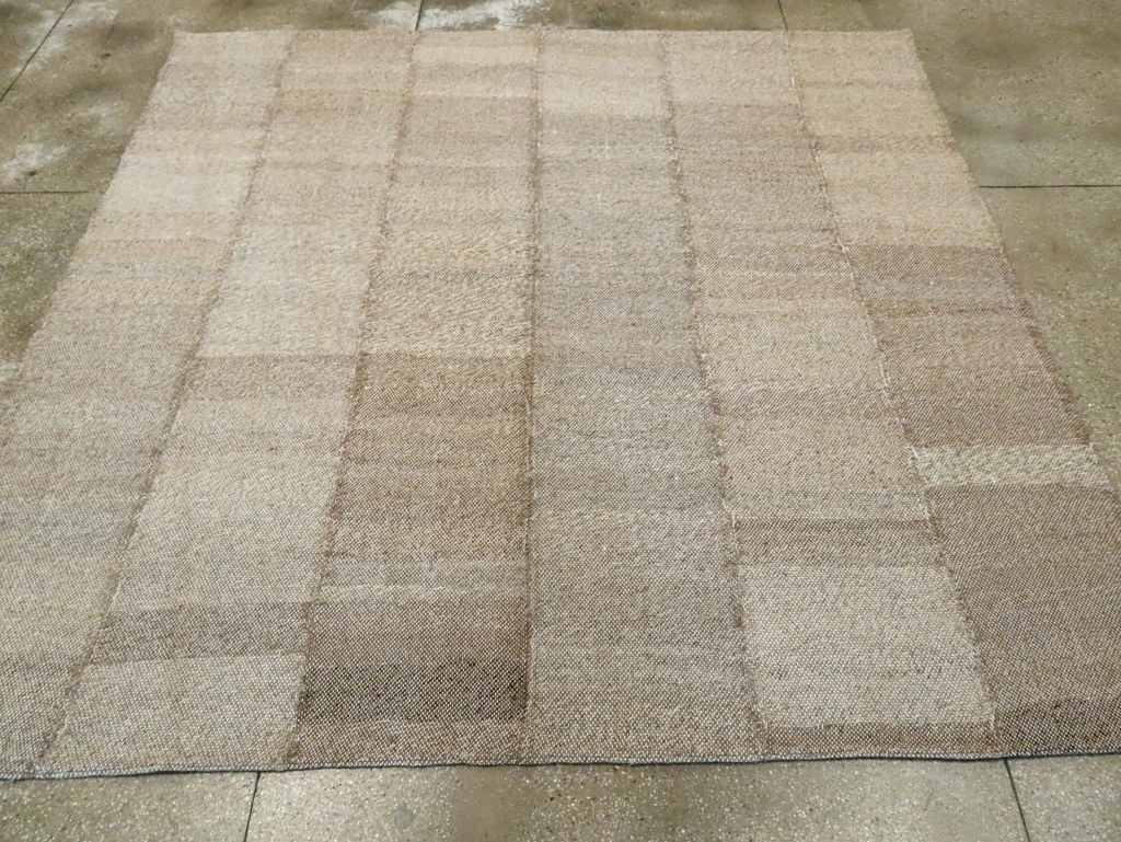 Modern Persian Flatweave Small Square Room Size Carpet, No.30381 - Galerie Shabab