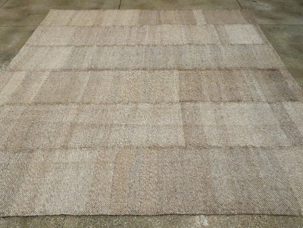 Modern Persian Flatweave Small Square Room Size Carpet, No.30381 - Galerie Shabab