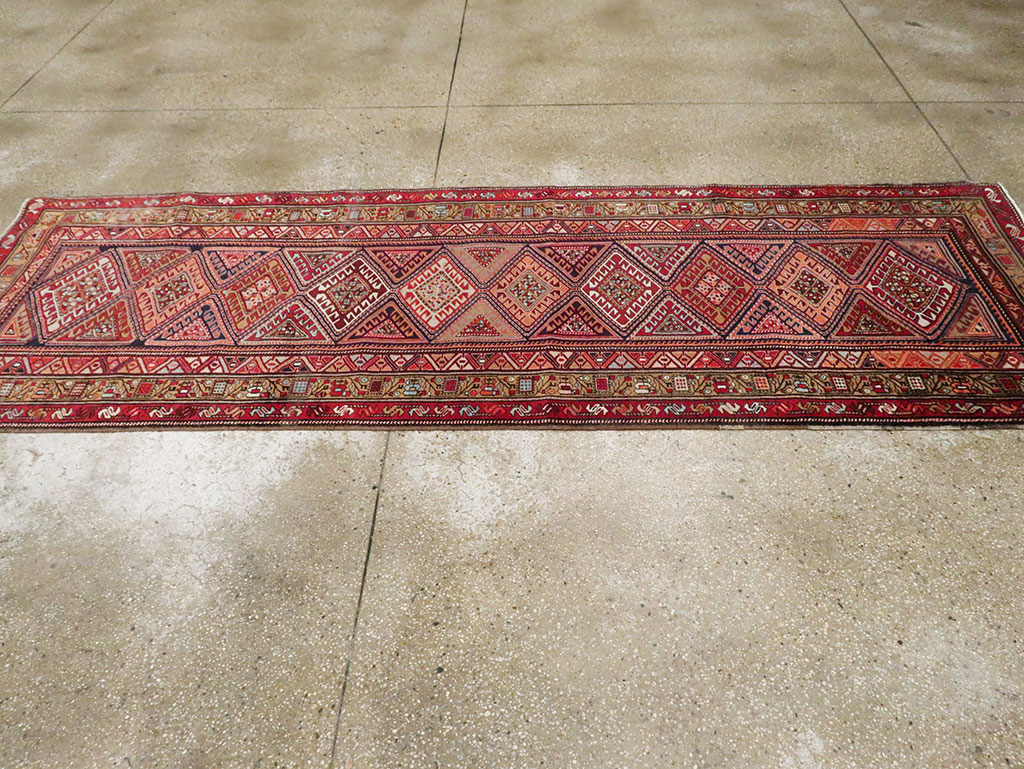 Vintage Persian Northwest Runner, No.30414 - Galerie Shabab