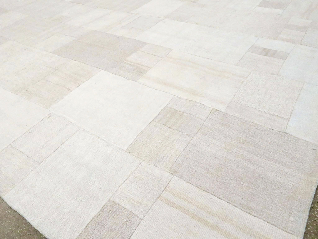 Contemporary Turkish Flatweave Kilim Room Size Carpet, No.30428 - Galerie Shabab