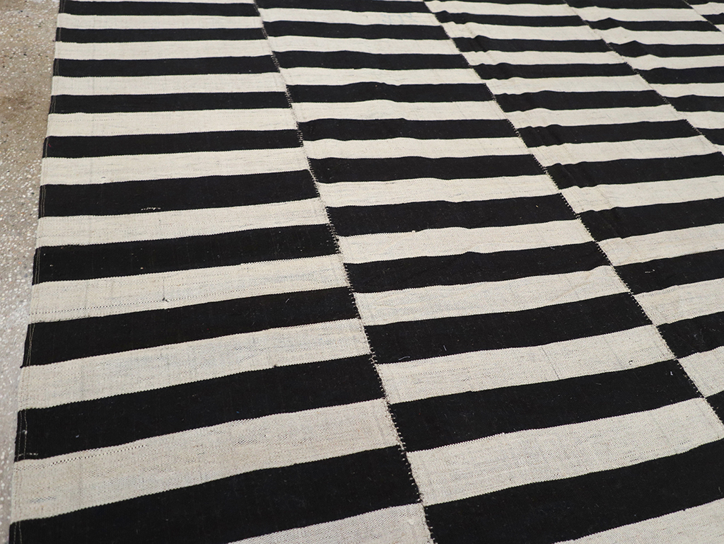 Modern Persian Flatweave Kilim Room Size Carpet, No.30456 - Galerie Shabab