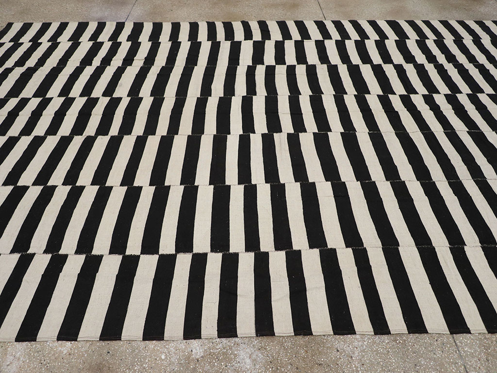 Modern Persian Flatweave Kilim Room Size Carpet, No.30457 - Galerie Shabab