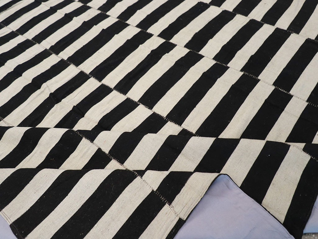 Modern Persian Flatweave Kilim Room Size Carpet, No.30457 - Galerie Shabab