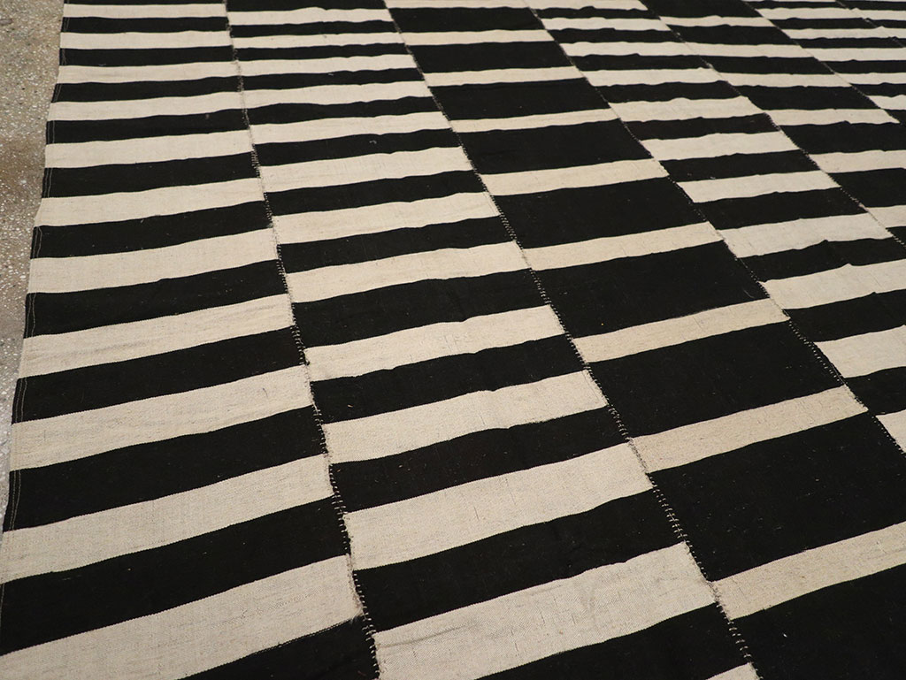 Modern Persian Flatweave Kilim Large Room Size Carpet, No.30458 - Galerie Shabab