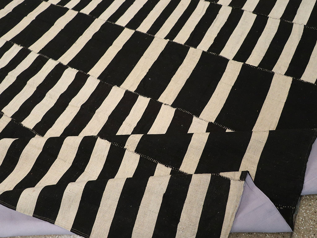 Modern Persian Flatweave Kilim Large Room Size Carpet, No.30458 - Galerie Shabab