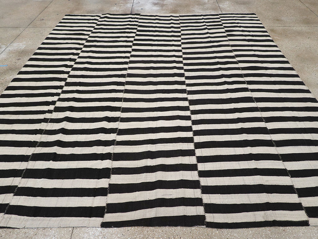 Vintage Persian Flatweave Kilim Room Size Carpet, No.30459 - Galerie Shabab