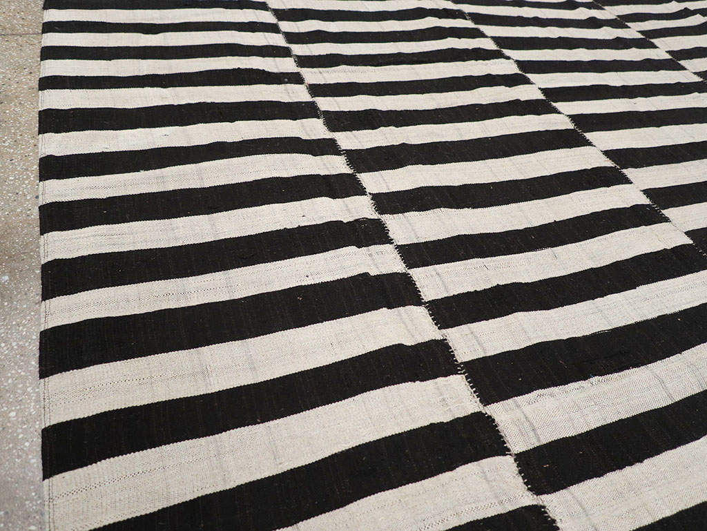 Vintage Persian Flatweave Kilim Room Size Carpet, No.30459 - Galerie Shabab