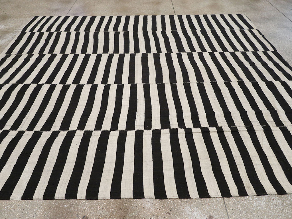 Vintage Persian Flatweave Kilim Room Size Carpet, No.30459 - Galerie Shabab