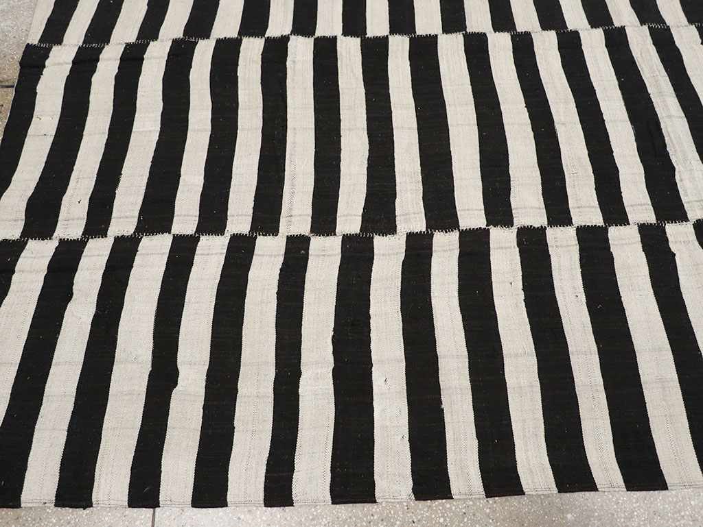 Vintage Persian Flatweave Kilim Room Size Carpet, No.30459 - Galerie Shabab