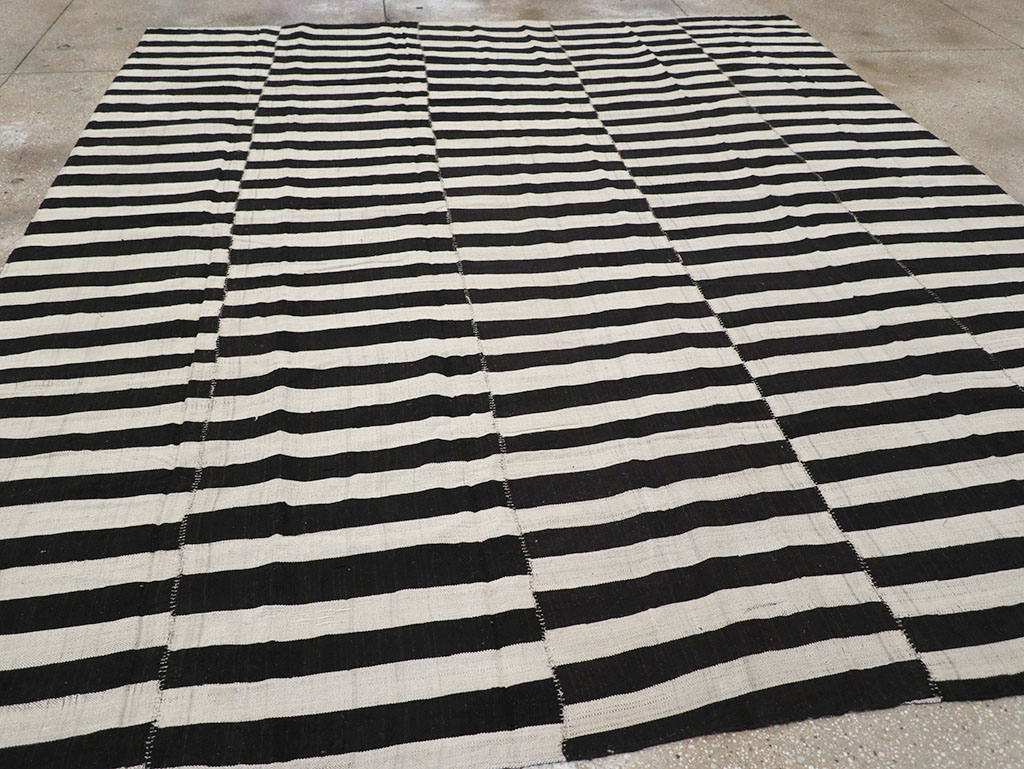 Vintage Persian Flatweave Kilim Room Size Carpet, No.30459 - Galerie Shabab