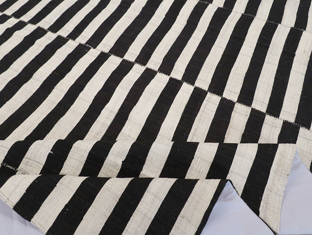 Vintage Persian Flatweave Kilim Room Size Carpet, No.30459 - Galerie Shabab