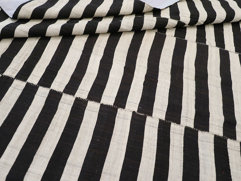 Vintage Persian Flatweave Kilim Room Size Carpet, No.30459 - Galerie Shabab