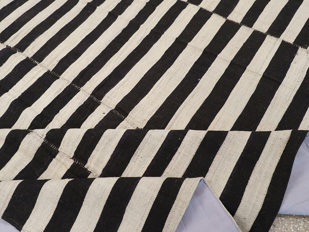 Vintage Persian Flatweave Kilim Small Room Size Carpet, No.30462 - Galerie Shabab