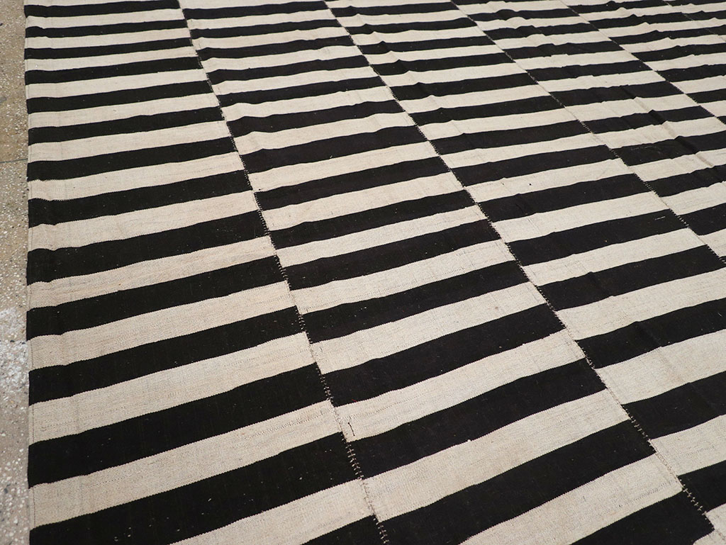 Modern Persian Flatweave Kilim Large Room Size Carpet, No.30463 - Galerie Shabab