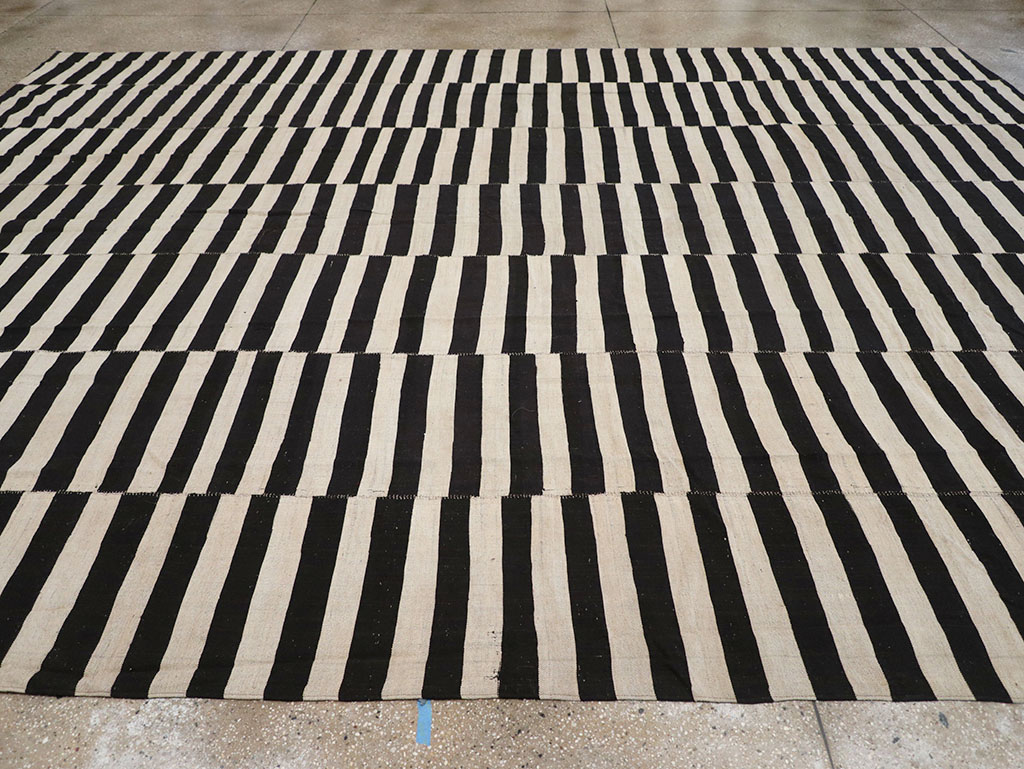 Modern Persian Flatweave Kilim Large Room Size Carpet, No.30463 - Galerie Shabab