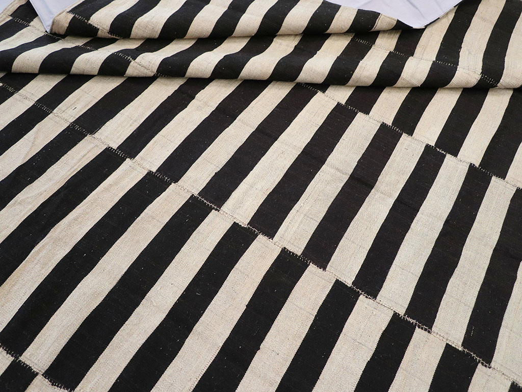 Modern Persian Flatweave Kilim Large Room Size Carpet, No.30463 - Galerie Shabab