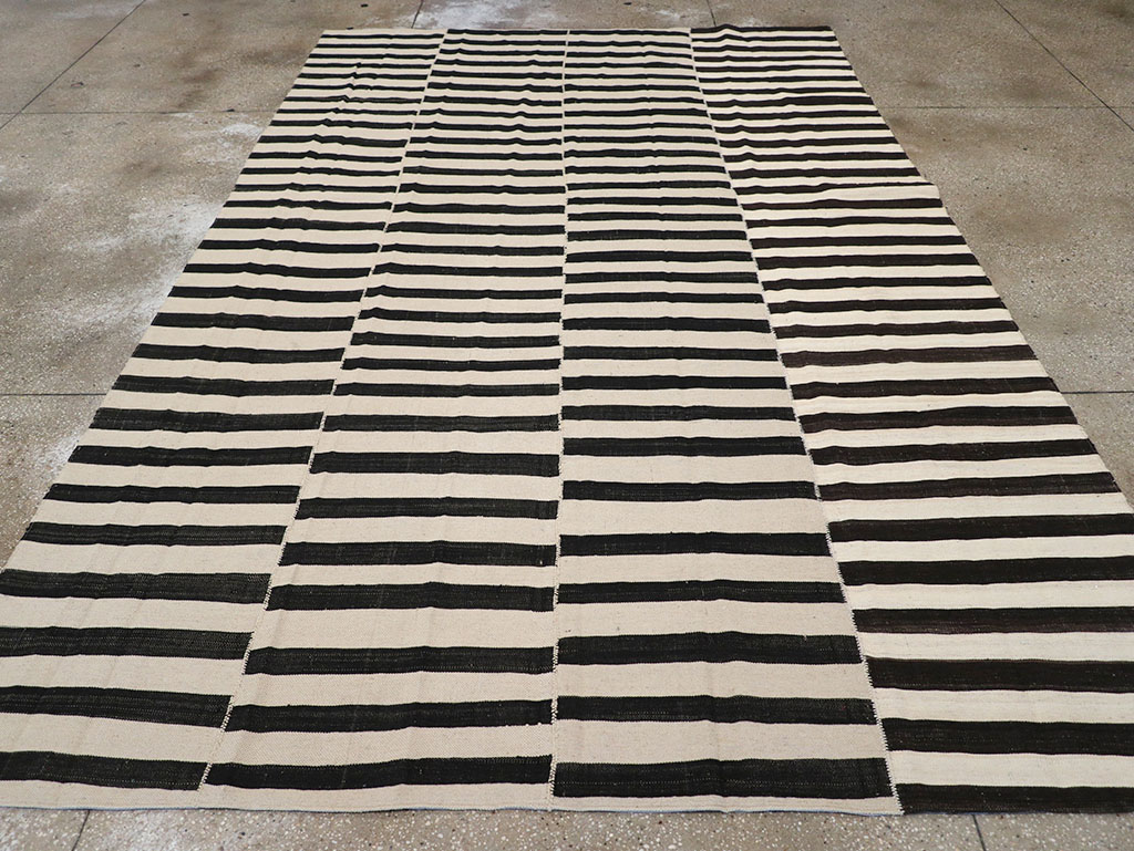 Vintage Persian Flatweave Kilim Room Size Carpet, No.30464 - Galerie Shabab