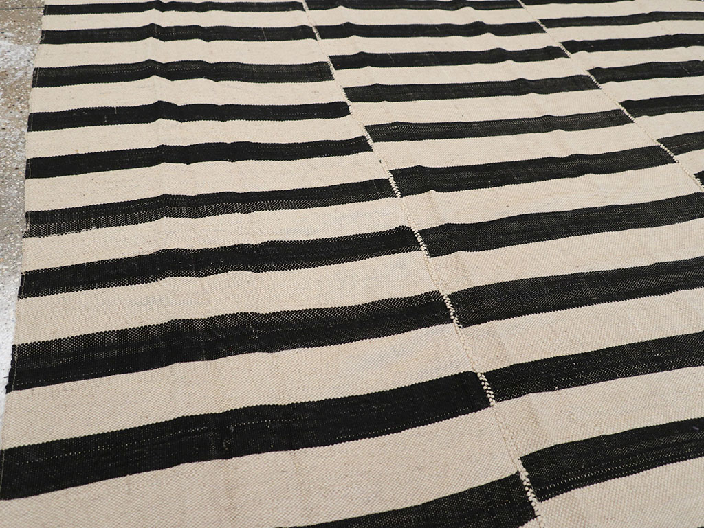 Vintage Persian Flatweave Kilim Room Size Carpet, No.30464 - Galerie Shabab