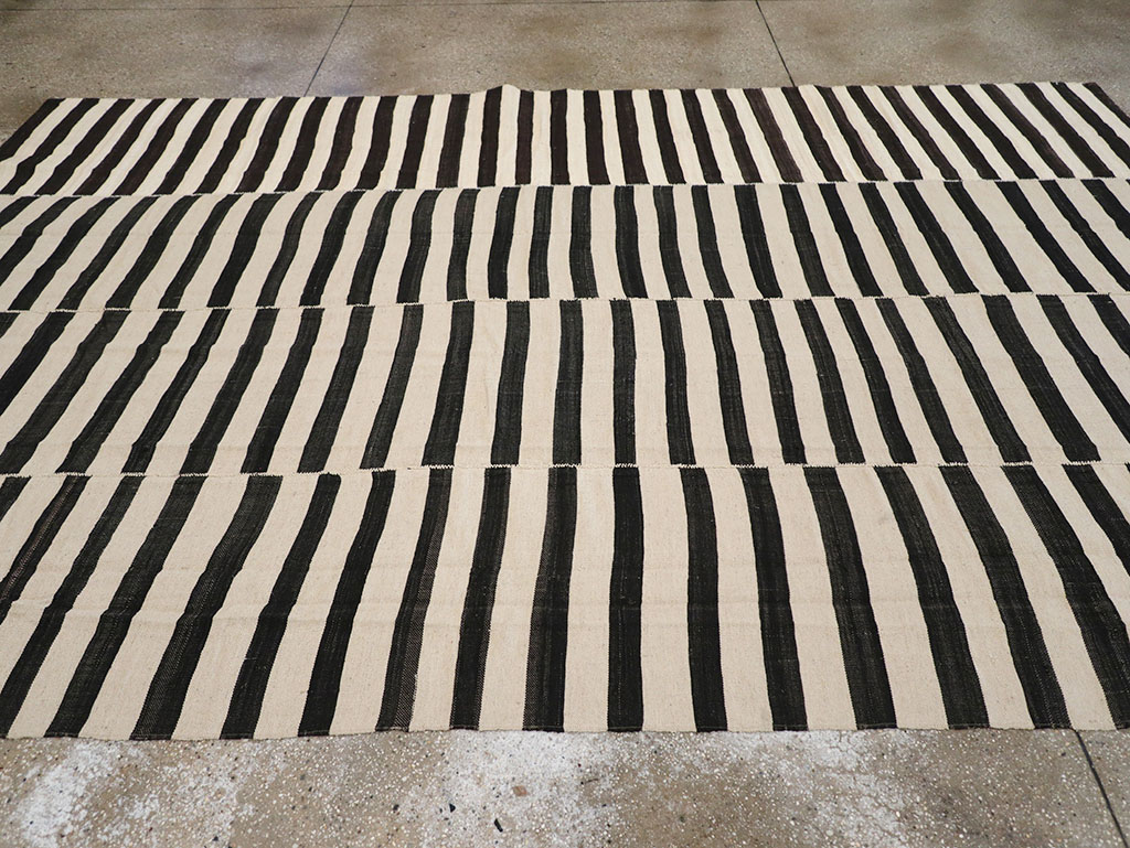 Vintage Persian Flatweave Kilim Room Size Carpet, No.30464 - Galerie Shabab