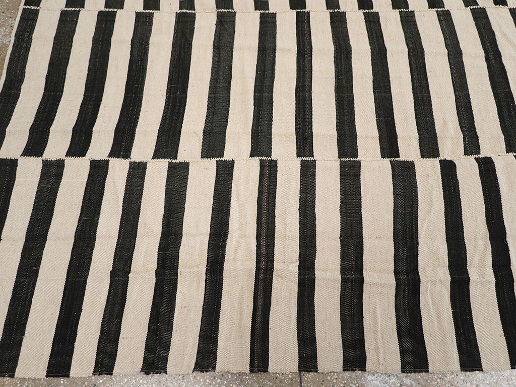 Vintage Persian Flatweave Kilim Room Size Carpet, No.30464 - Galerie Shabab