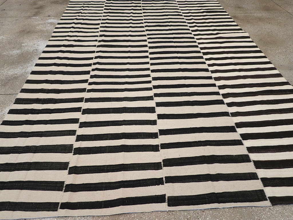 Vintage Persian Flatweave Kilim Room Size Carpet, No.30464 - Galerie Shabab