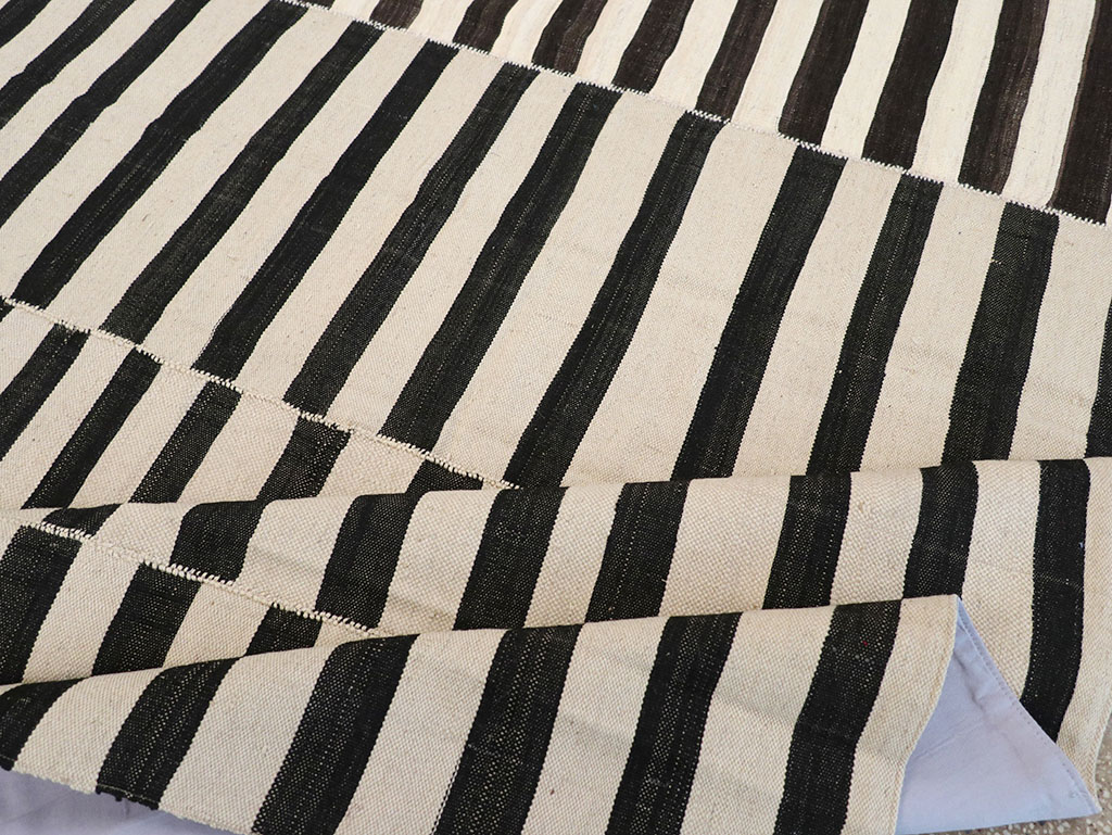 Vintage Persian Flatweave Kilim Room Size Carpet, No.30464 - Galerie Shabab