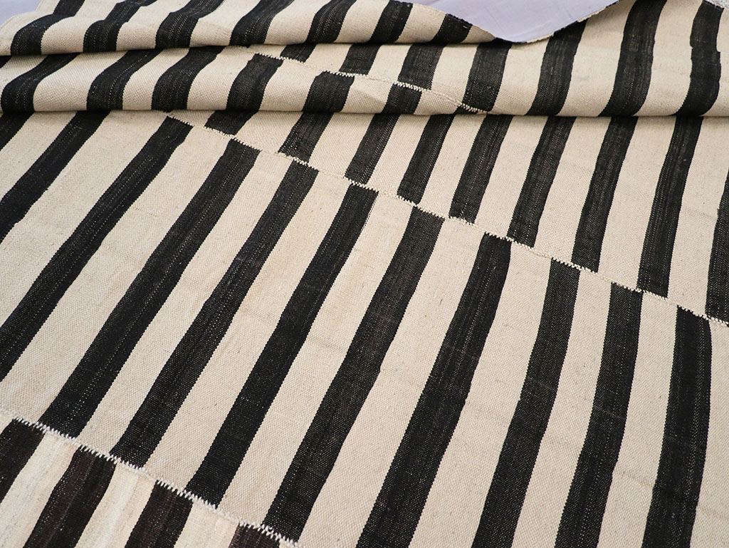 Vintage Persian Flatweave Kilim Room Size Carpet, No.30464 - Galerie Shabab