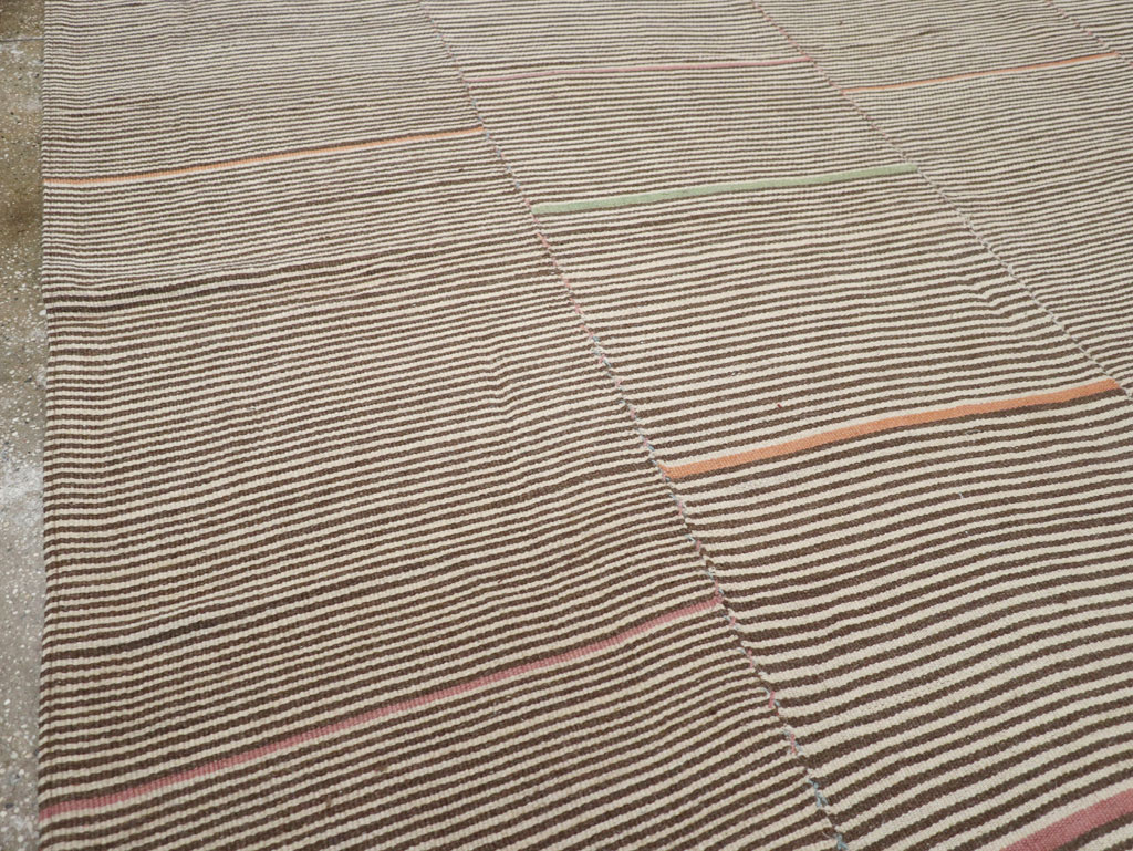 Contemporary Turkish Flatweave Kilim Room Size Carpet, No.30466 - Galerie Shabab