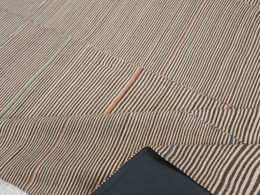 Contemporary Turkish Flatweave Kilim Room Size Carpet, No.30466 - Galerie Shabab