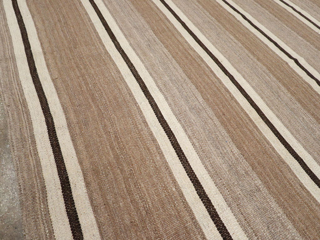 Contemporary Turkish Flatweave Kilim Room Size Carpet, No.30511 - Galerie Shabab