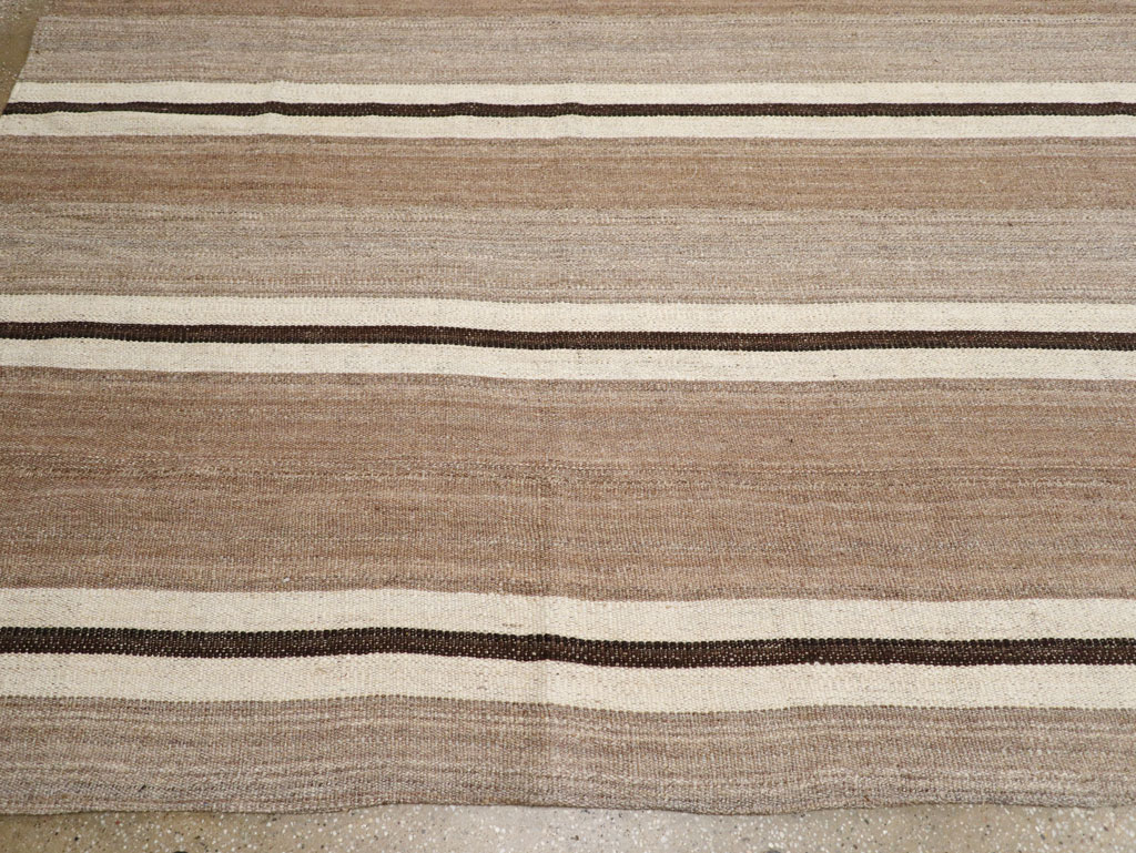 Contemporary Turkish Flatweave Kilim Room Size Carpet, No.30511 - Galerie Shabab