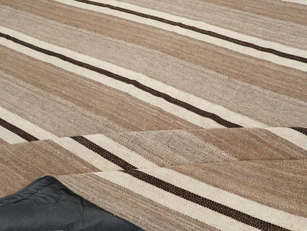 Contemporary Turkish Flatweave Kilim Room Size Carpet, No.30511 - Galerie Shabab