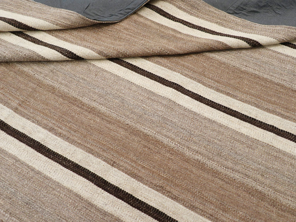 Contemporary Turkish Flatweave Kilim Room Size Carpet, No.30511 - Galerie Shabab