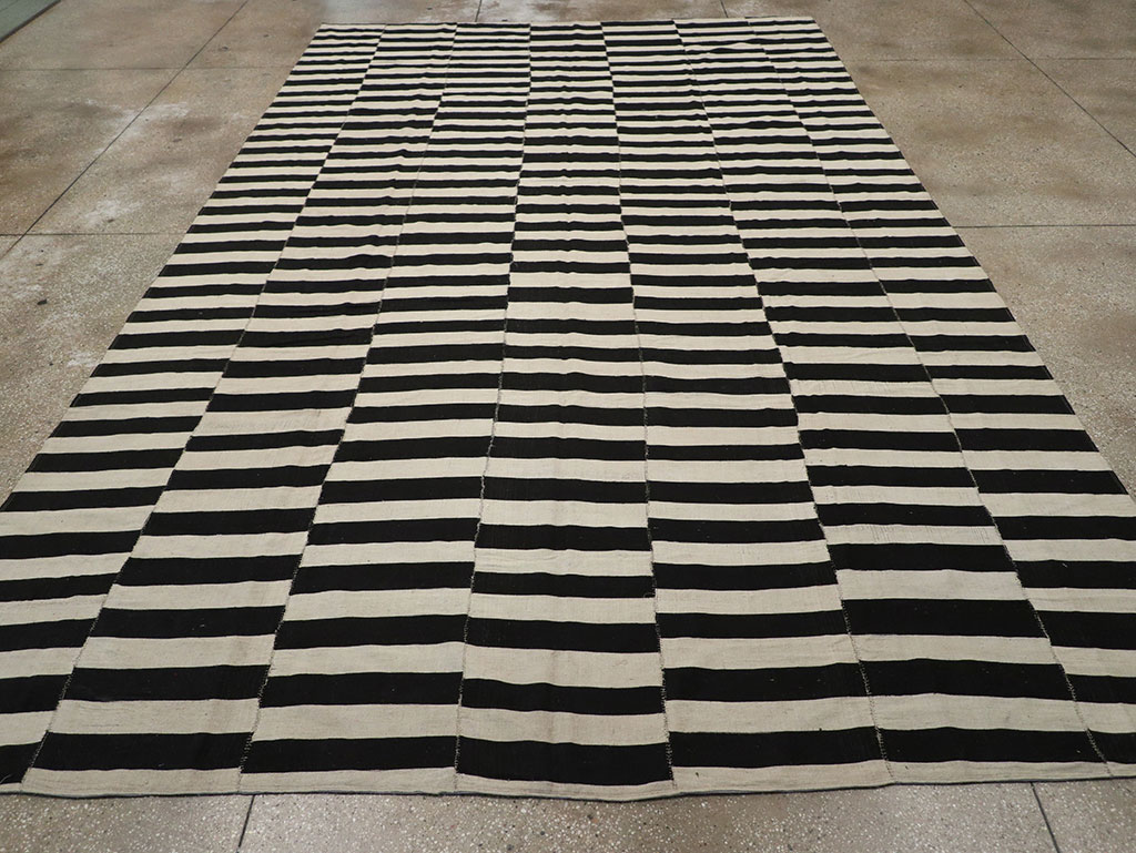 Modern Persian Flatweave Kilim Room Size Carpet, No.30517 - Galerie Shabab