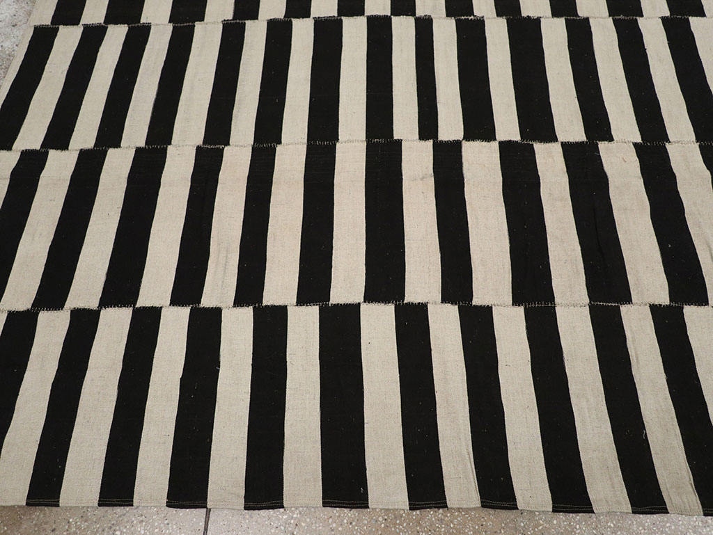 Modern Persian Flatweave Kilim Gallery Carpet, No.30517 - Galerie Shabab