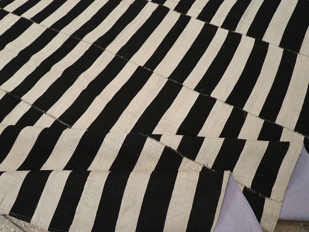 Modern Persian Flatweave Kilim Gallery Carpet, No.30517 - Galerie Shabab