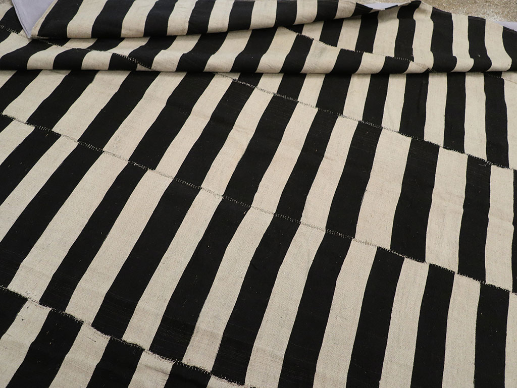 Modern Persian Flatweave Kilim Gallery Carpet, No.30517 - Galerie Shabab