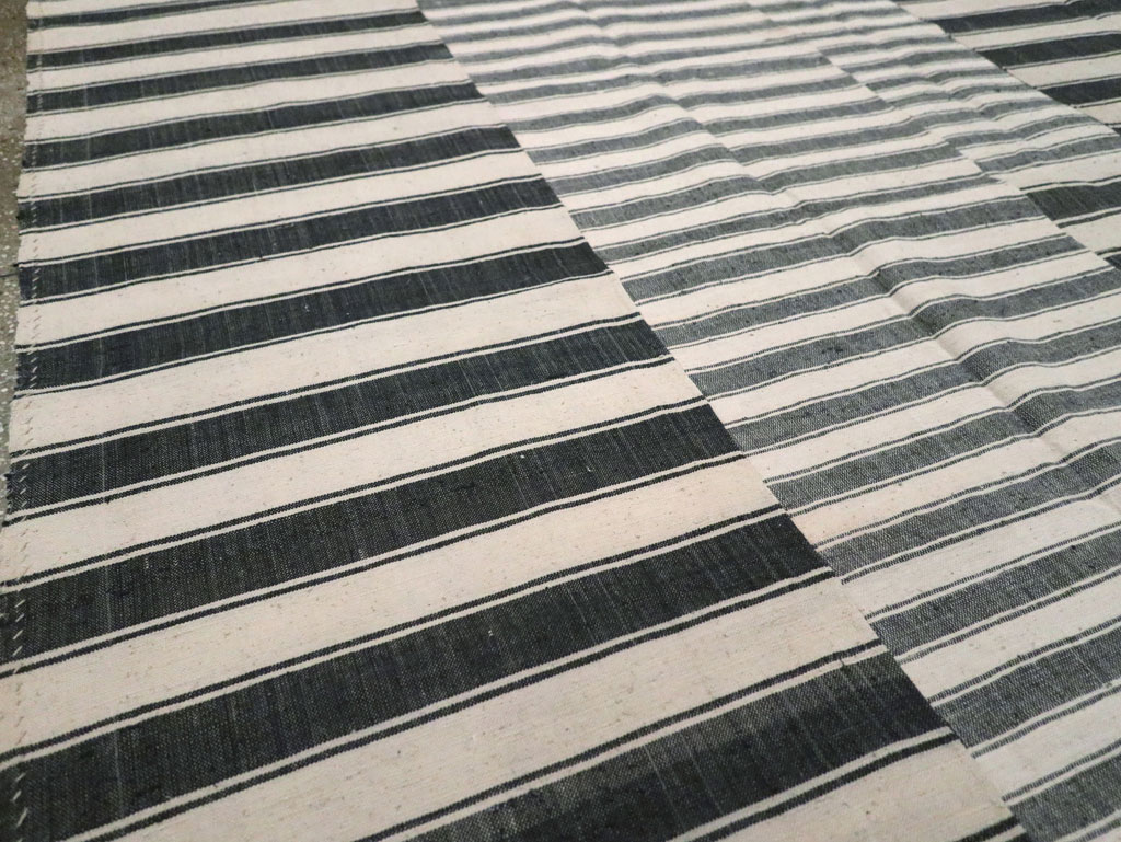 Vintage Turkish Flatweave Kilim Room Size Carpet, No.30530 - Galerie Shabab