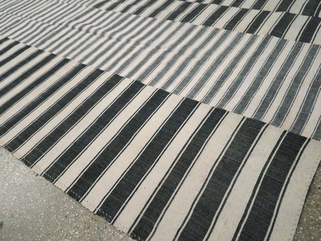 Vintage Turkish Flatweave Kilim Room Size Carpet, No.30530 - Galerie Shabab