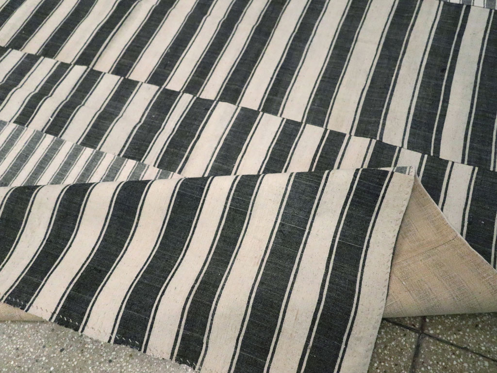 Vintage Turkish Flatweave Kilim Room Size Carpet, No.30530 - Galerie Shabab