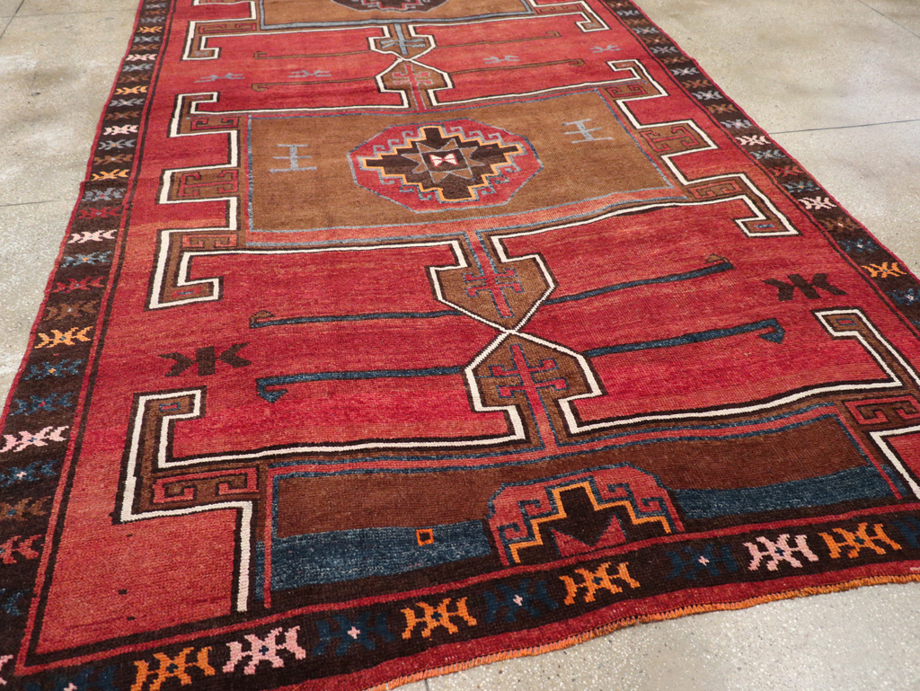 Vintage Turkish Anatolian Tribal Room Size Carpet, No.30550 - Galerie Shabab