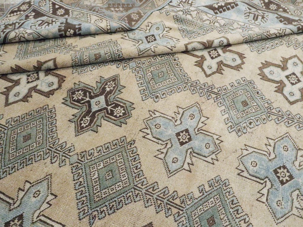 Vintage Room Size Anatolian Carpet, No.30564 - Galerie Shabab