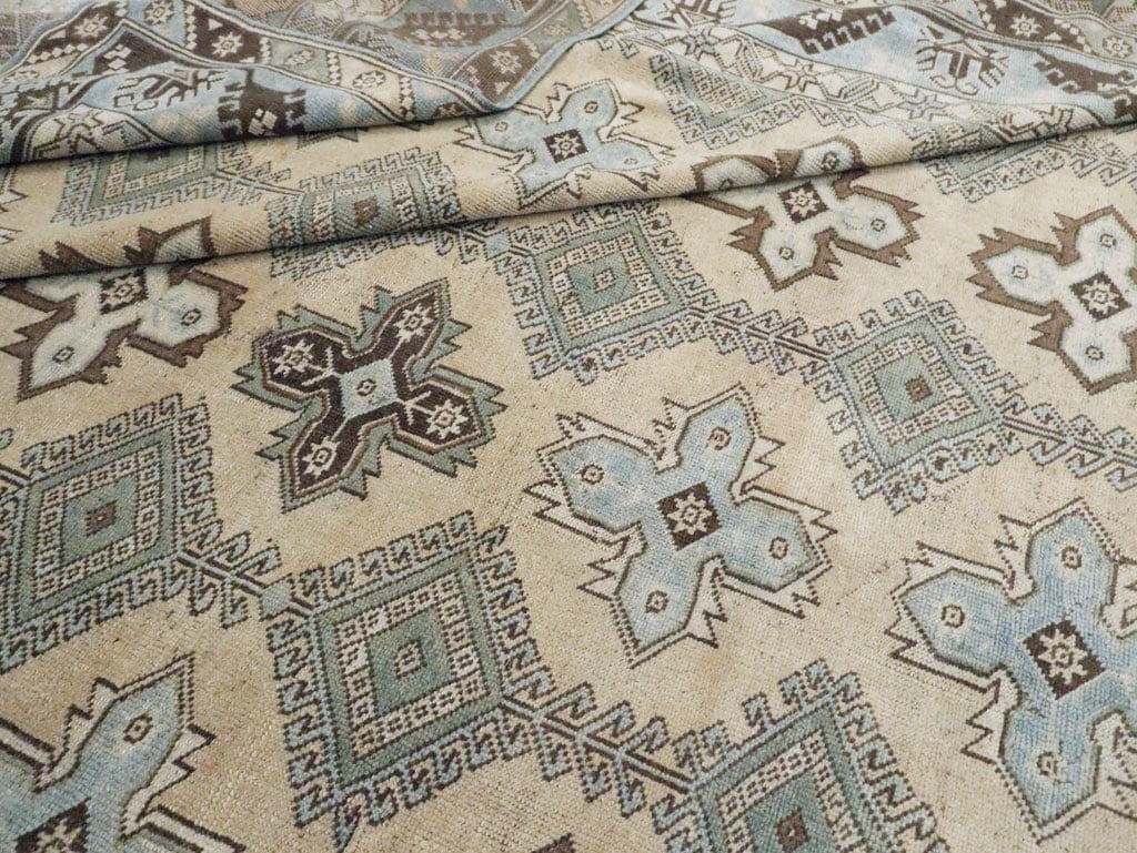 Vintage Room Size Anatolian Carpet, No.30564 - Galerie Shabab