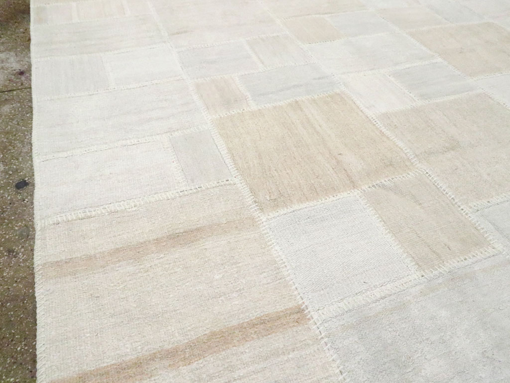 Modern Turkish Flatweave Kilim Room Size Carpet, No.30578 - Galerie Shabab