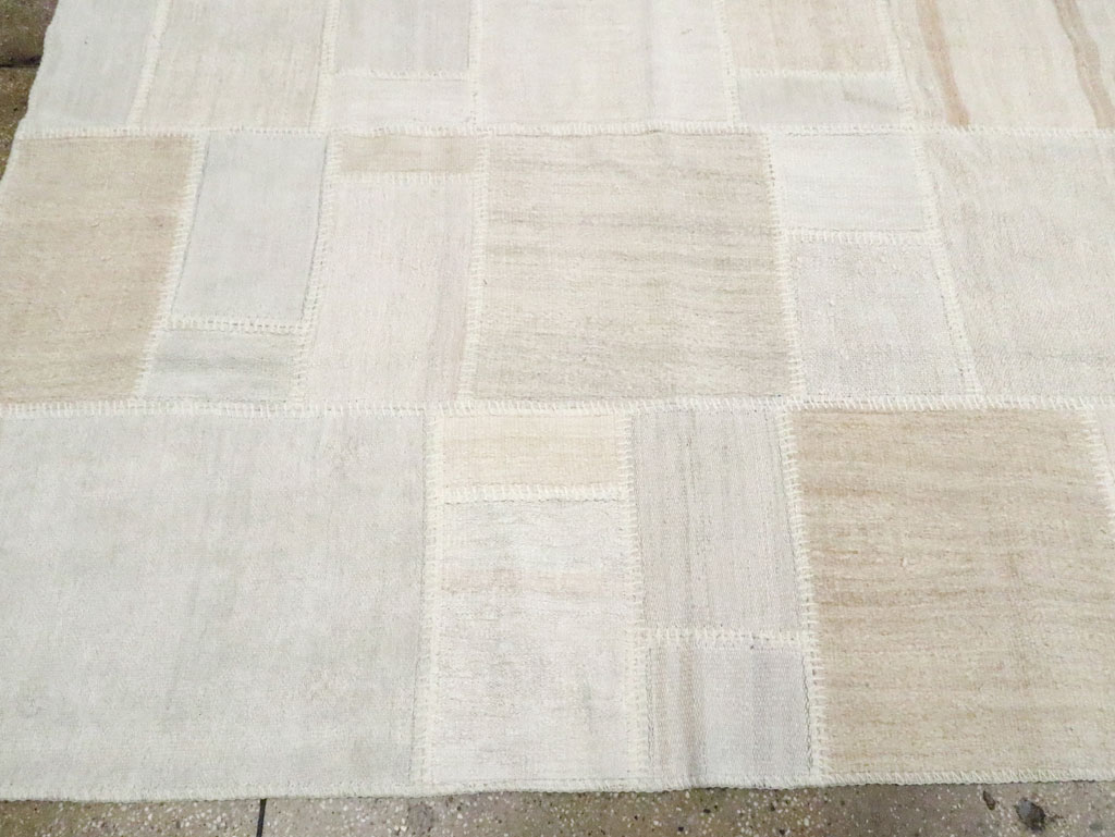 Modern Turkish Flatweave Kilim Room Size Carpet, No.30578 - Galerie Shabab