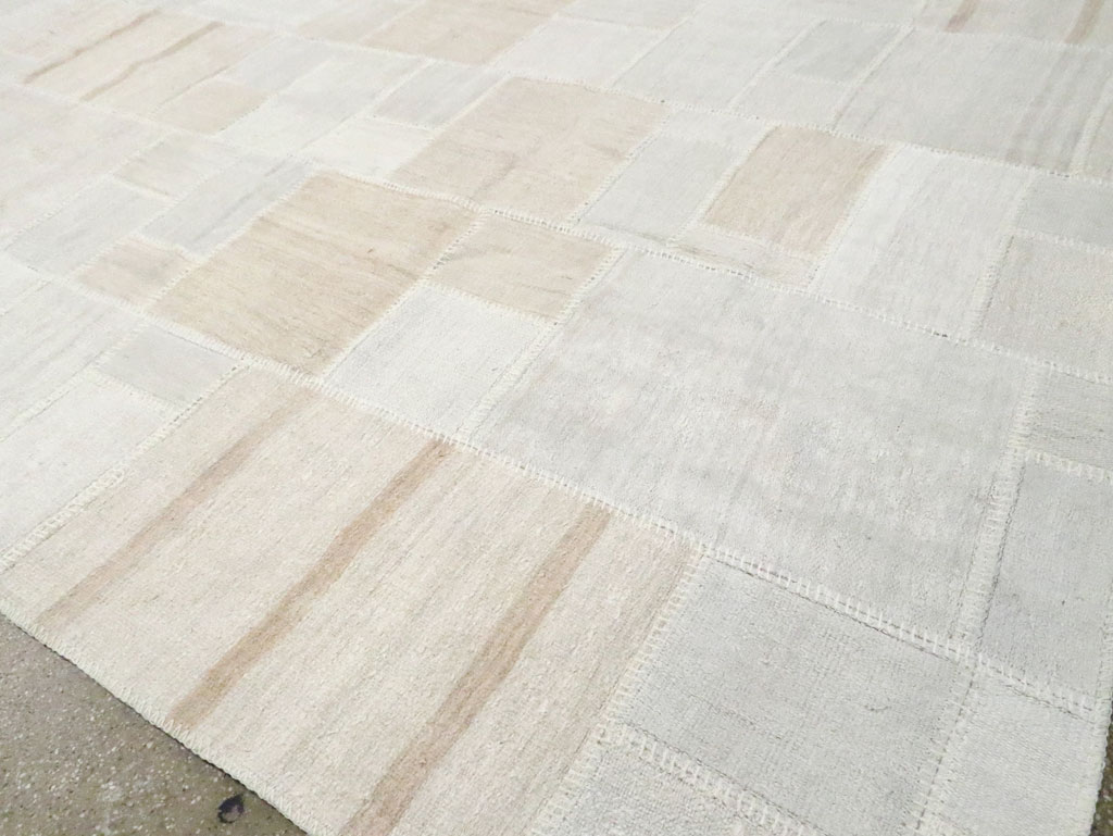 Modern Turkish Flatweave Kilim Room Size Carpet, No.30578 - Galerie Shabab