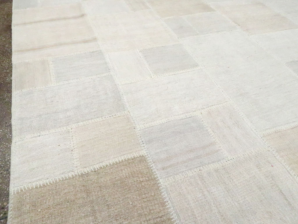 Modern Turkish Flatweave Kilim Room Size Carpet, No.30582 - Galerie Shabab