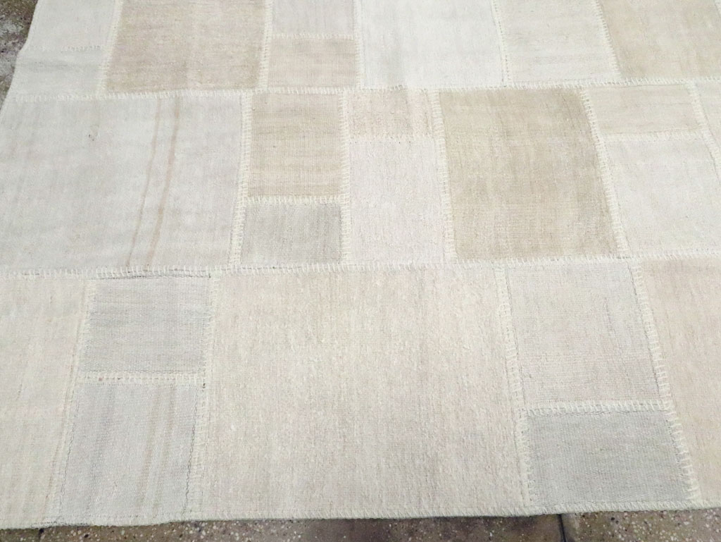 Modern Turkish Flatweave Kilim Room Size Carpet, No.30582 - Galerie Shabab