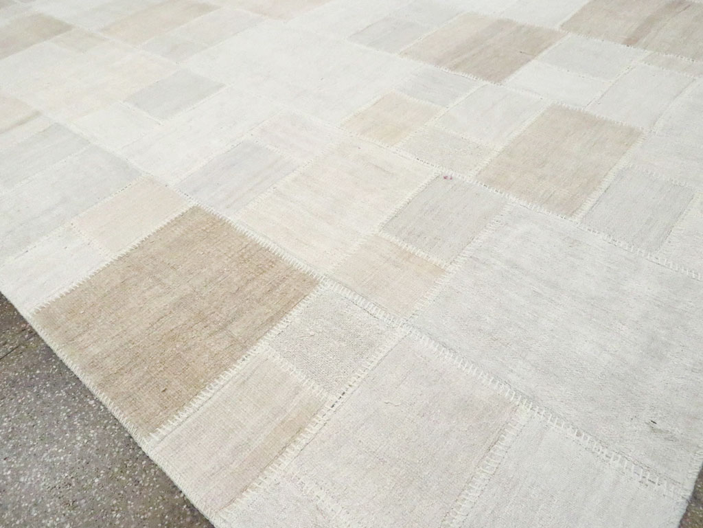 Modern Turkish Flatweave Kilim Room Size Carpet, No.30582 - Galerie Shabab