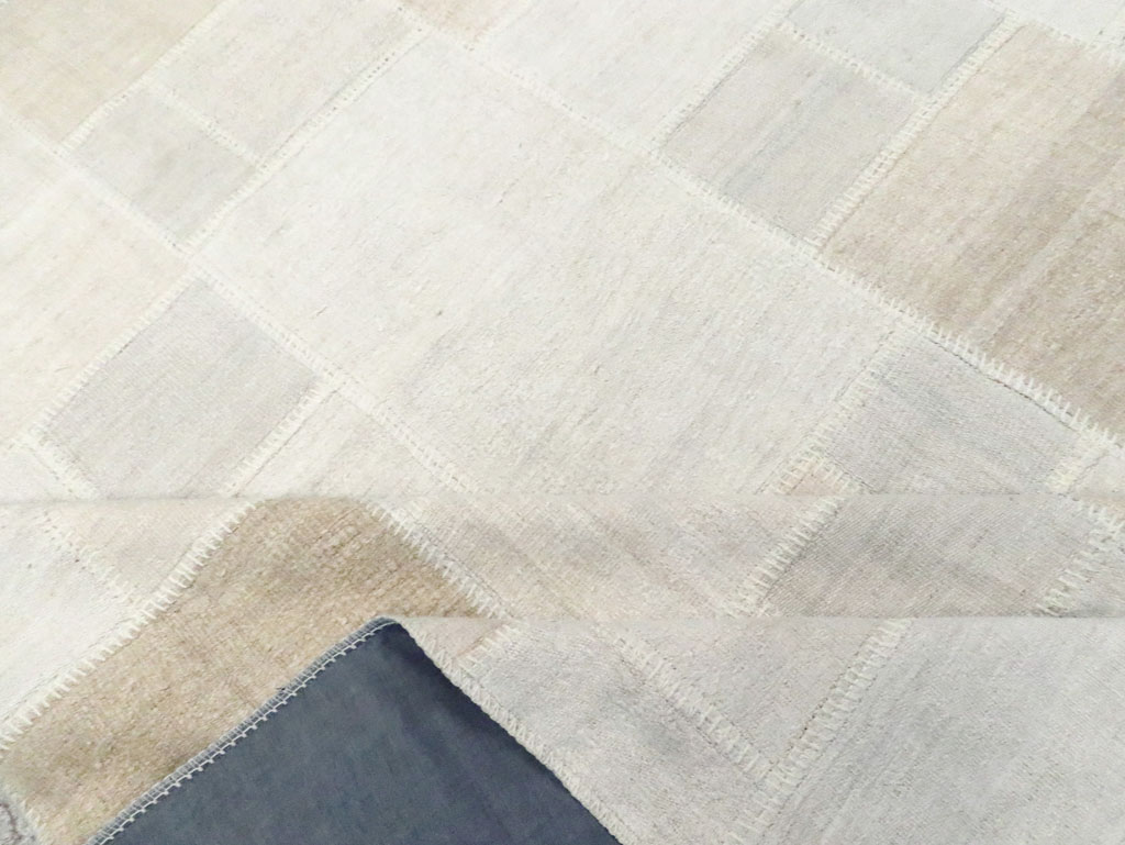 Modern Turkish Flatweave Kilim Room Size Carpet, No.30582 - Galerie Shabab